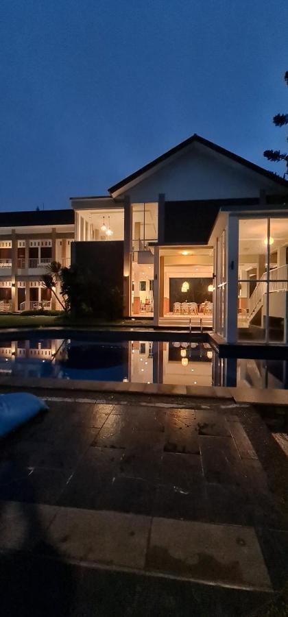 Villa Aurora Cisarua Exterior photo
